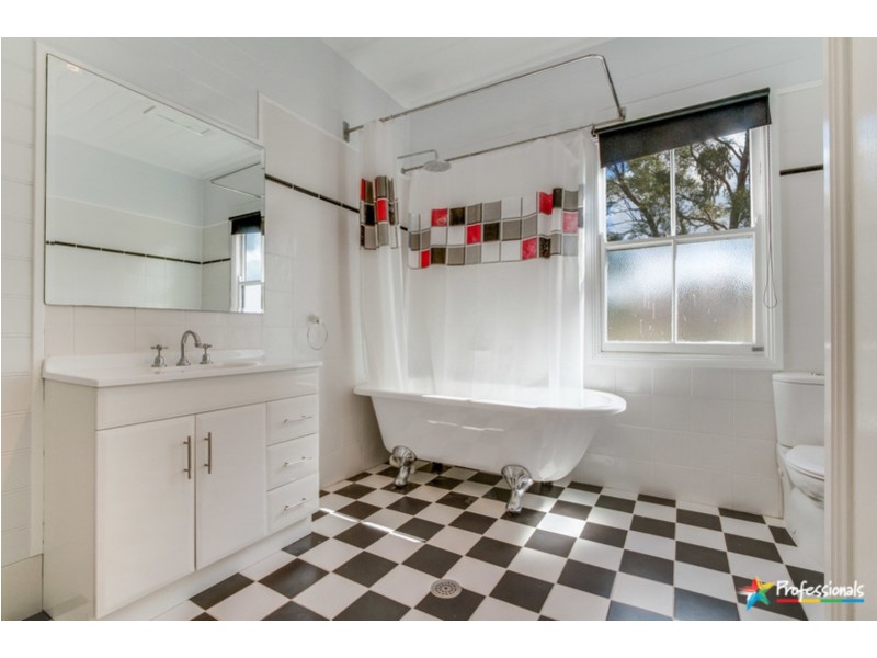 26 McCrossins Street, Uralla NSW 2358