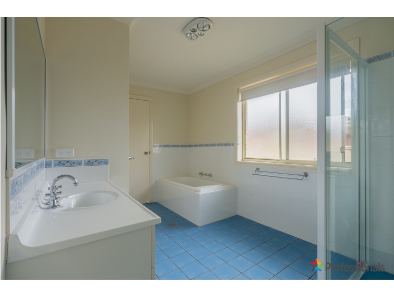 1,2/16 Conningdale Crescent, Armidale NSW 2350