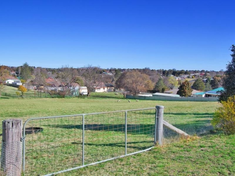 10 Fitzroy Street, Uralla NSW 2358