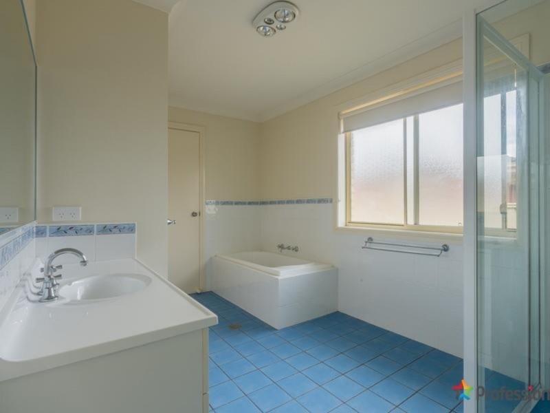 1&2/16 Conningdale Crescent, Armidale NSW 2350