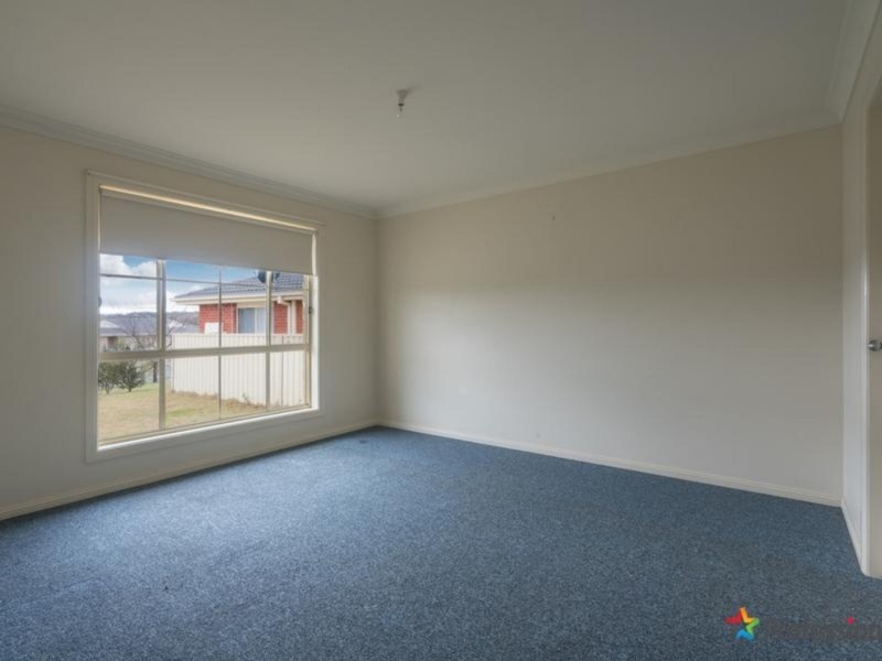 1&2/16 Conningdale Crescent, Armidale NSW 2350