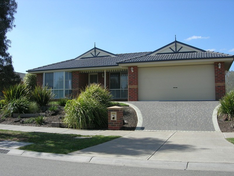 16 Ganaway Drive, Berwick VIC 3806