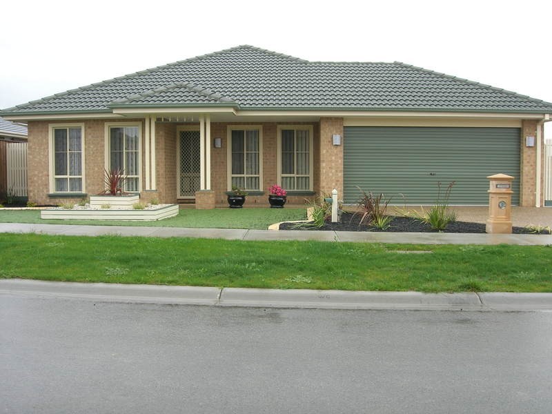 11 Lauradan Avenue, Berwick VIC 3806