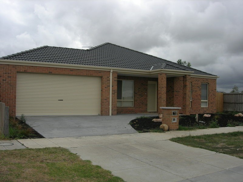 206 Paterson Drive, Lynbrook VIC 3975
