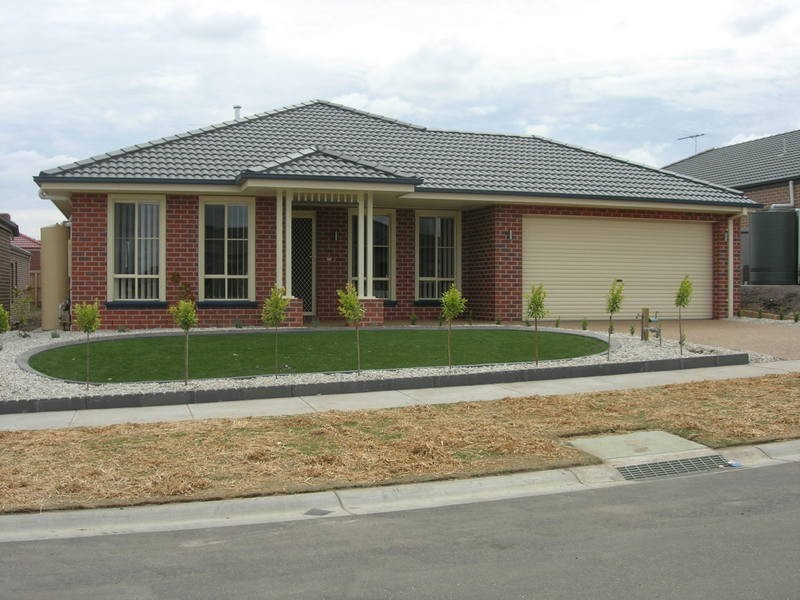 10 Manorwood Way, Berwick VIC 3806