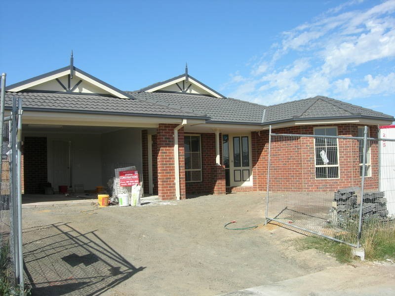 61 Westmoreland Avenue, Cranbourne North VIC 3977