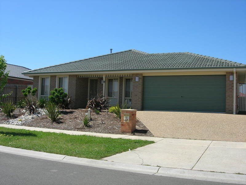 53 Rodlarni Crescent, Berwick VIC 3806