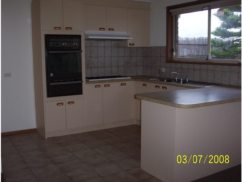 2/19 Parkview Close, Dandenong VIC 3175