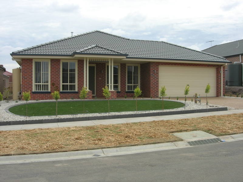 10 Manorwood Way, Berwick VIC 3806