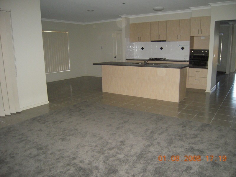 10 Manorwood Way, Berwick VIC 3806