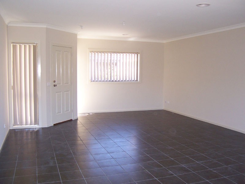 2/23 Hughes Crescent, Dandenong North VIC 3175