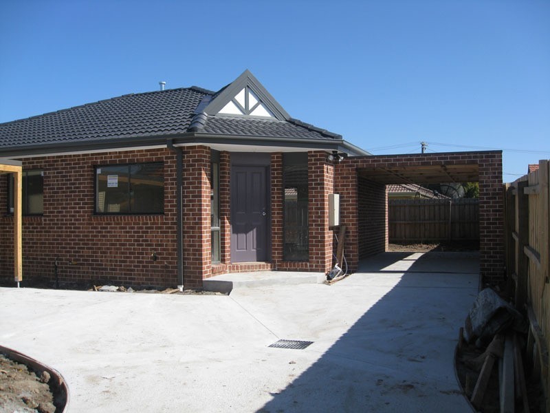 2/23 Hughes Crescent, Dandenong North VIC 3175
