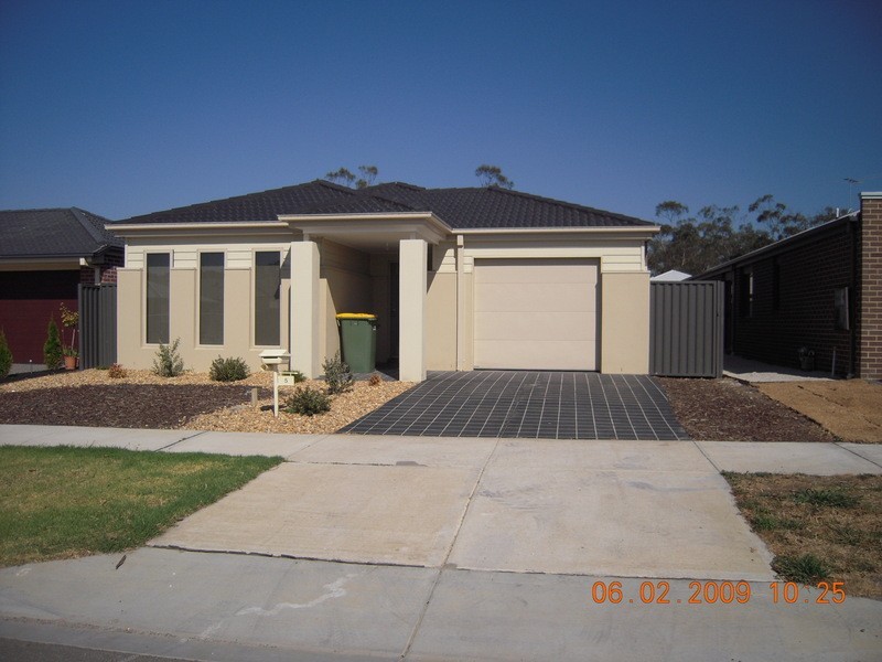 5 Tangelo Terrace, Pakenham VIC 3810