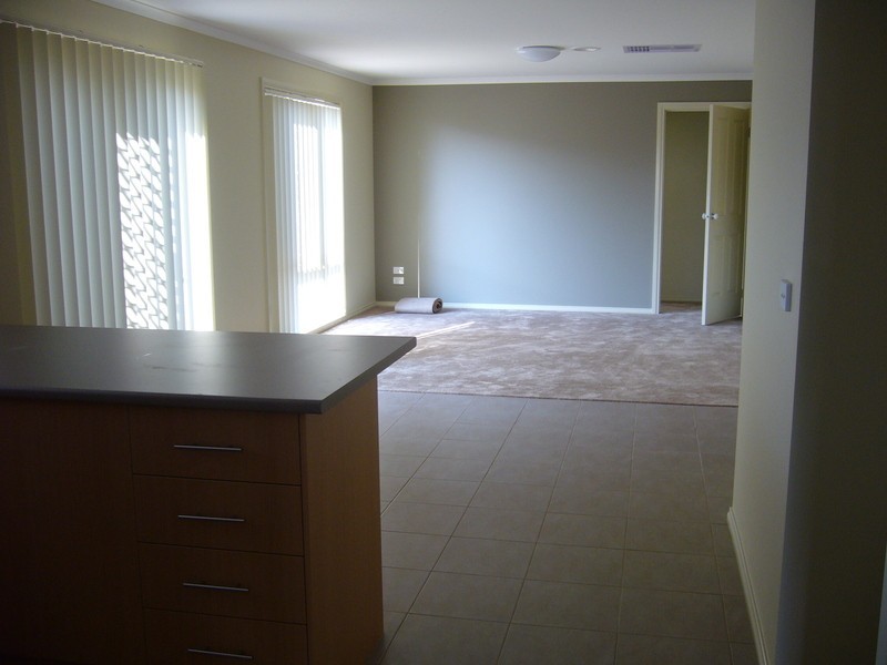 8 Burdekin Lane, Pakenham VIC 3810