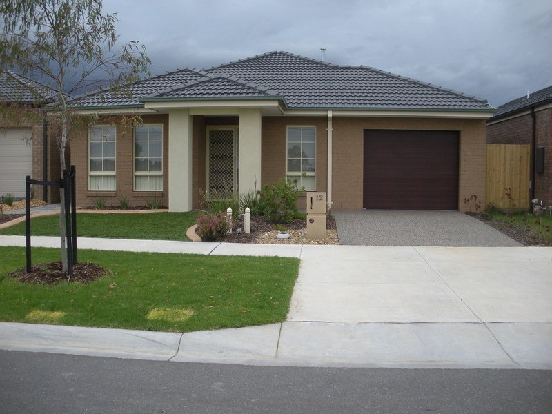 12 Lagoon Row, Officer VIC 3809