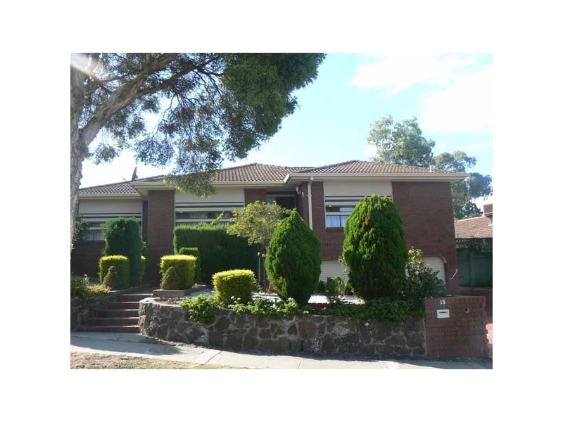 15 Joseph Banks Crescent, Endeavour Hills VIC 3802