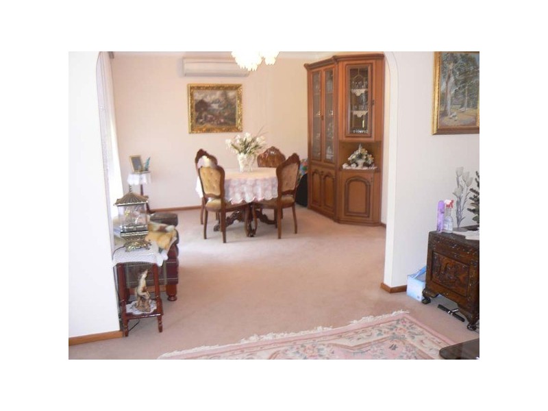 15 Joseph Banks Crescent, Endeavour Hills VIC 3802