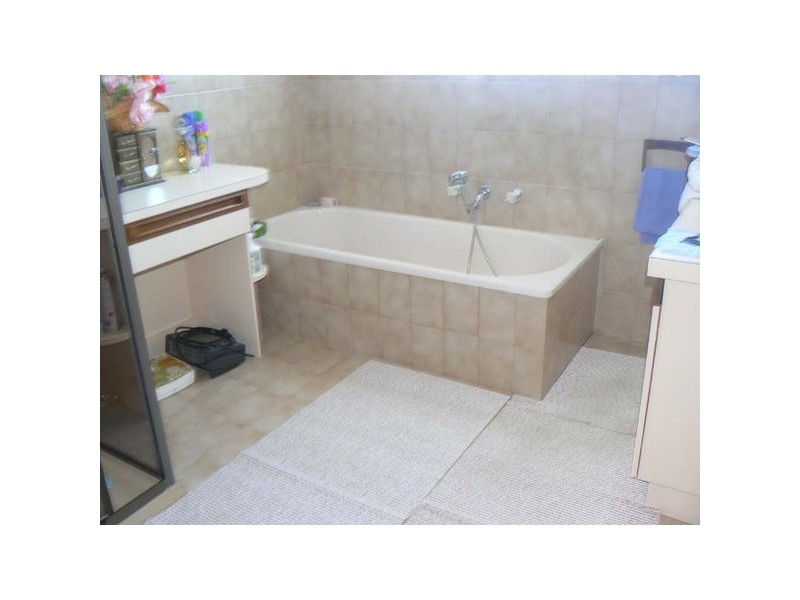 15 Joseph Banks Crescent, Endeavour Hills VIC 3802