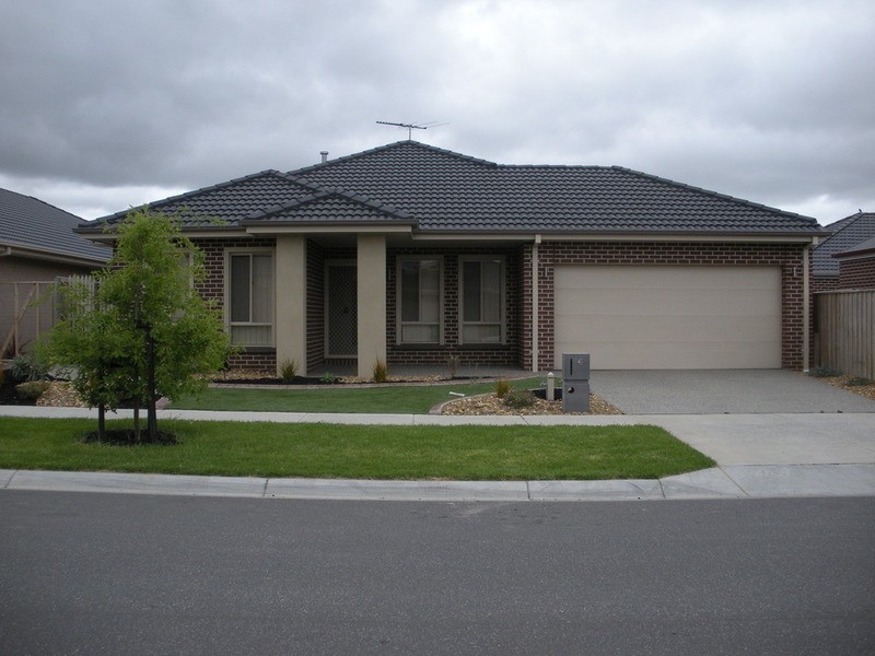 4 Grassland Crescent, Officer VIC 3809