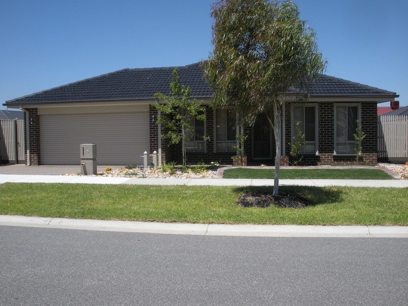 4 Ned Street, Cranbourne East VIC 3977
