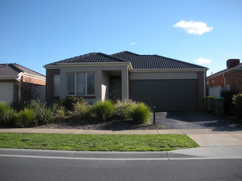 75 Oaklands Way, Pakenham VIC 3810