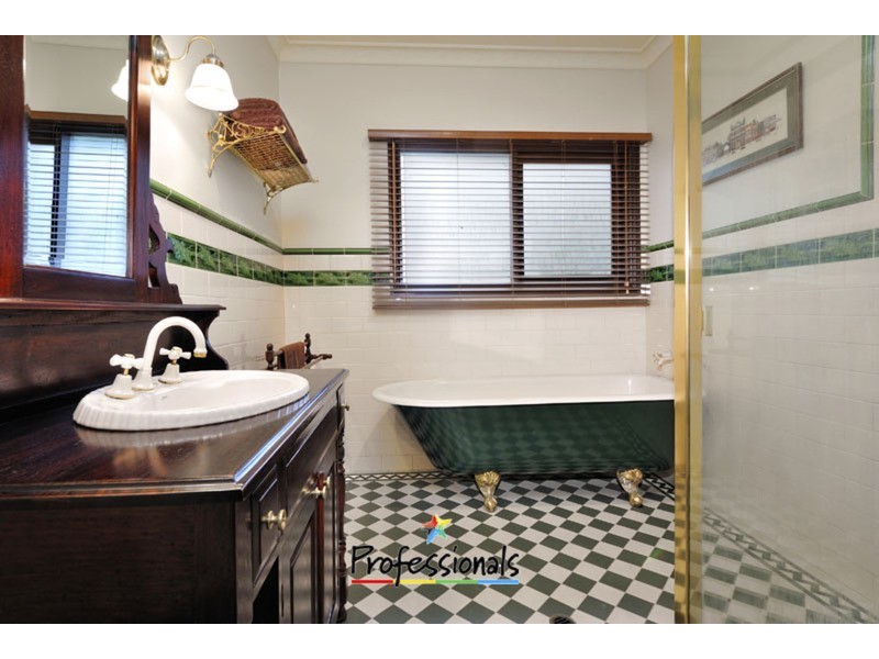 6 Charlotte Place, Illawong NSW 2234