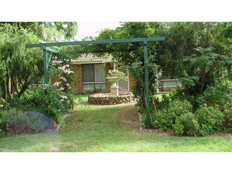 9 Pine Street, Kootingal NSW 2352