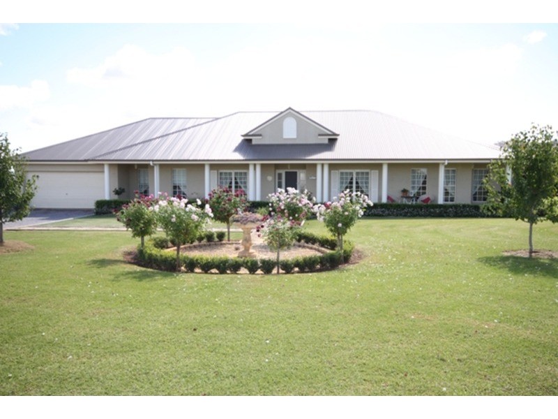 2 Sequoia  Drive, Tamworth NSW 2340