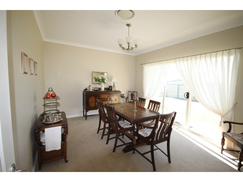 2 Sequoia  Drive, Tamworth NSW 2340