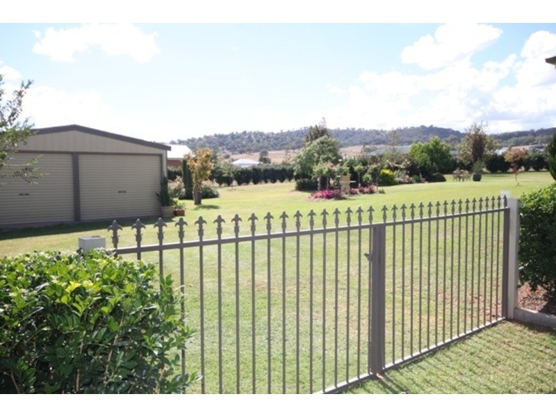 2 Sequoia  Drive, Tamworth NSW 2340