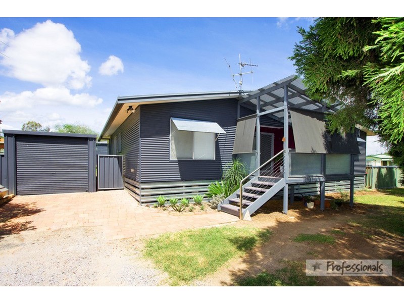 1 Damar Avenue, Kootingal NSW 2352