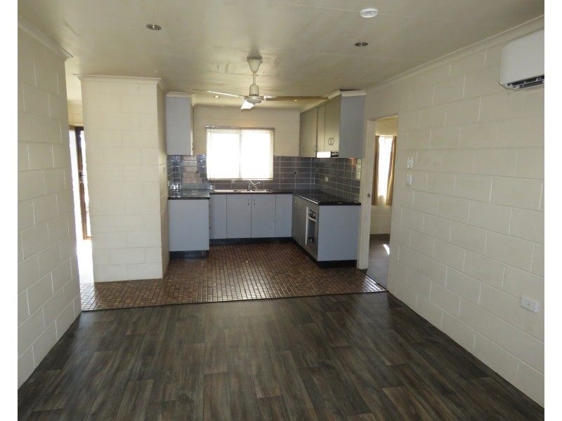 2/89 Powell Street, Bowen QLD 4805