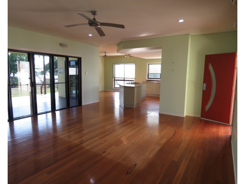 42 Whyte Avenue, Brisk Bay QLD 4805