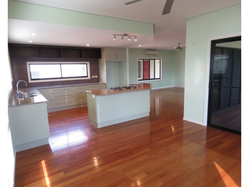 42 Whyte Avenue, Brisk Bay QLD 4805
