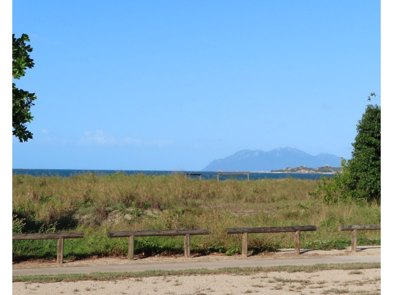 47 Queens Beach Esplanade, Bowen QLD 4805
