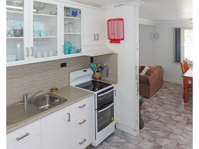 69 Whyte Avenue, Bowen QLD 4805