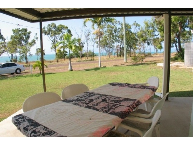 77 Whyte Avenue, Bowen QLD 4805