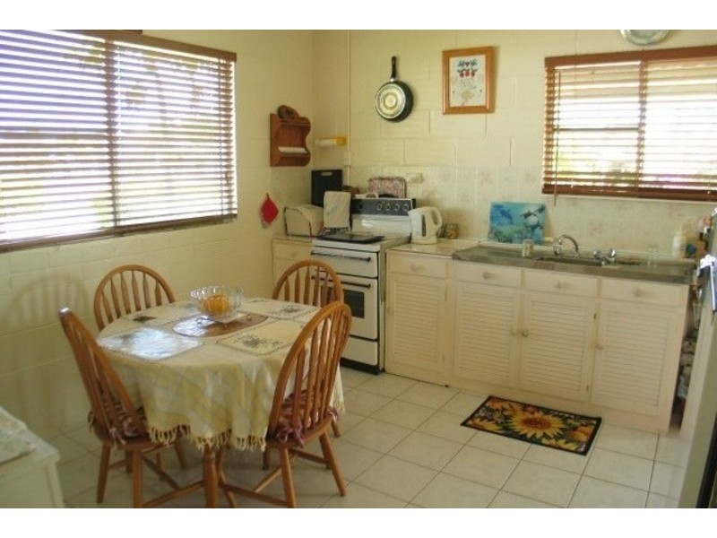 77 Whyte Avenue, Bowen QLD 4805