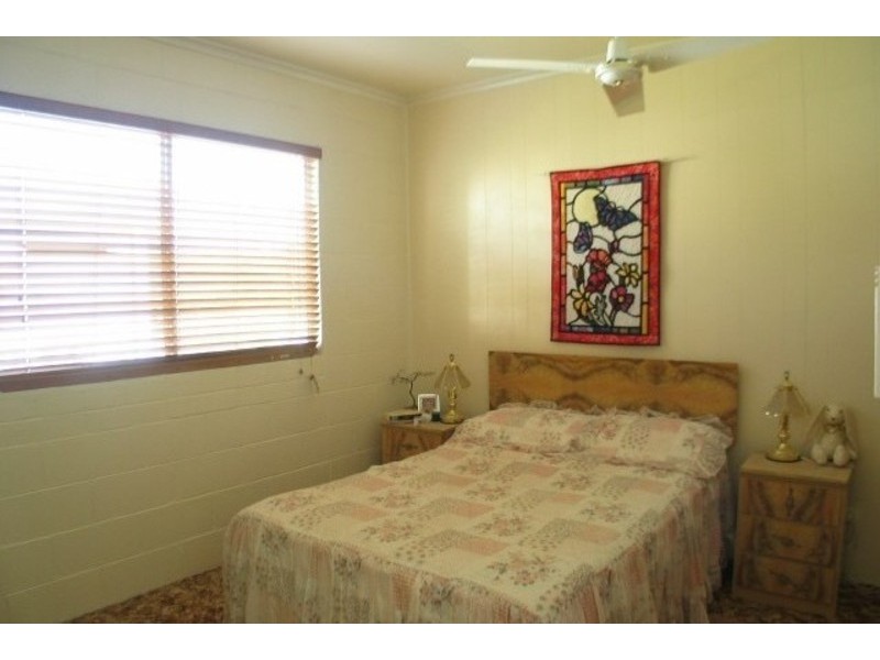 77 Whyte Avenue, Bowen QLD 4805