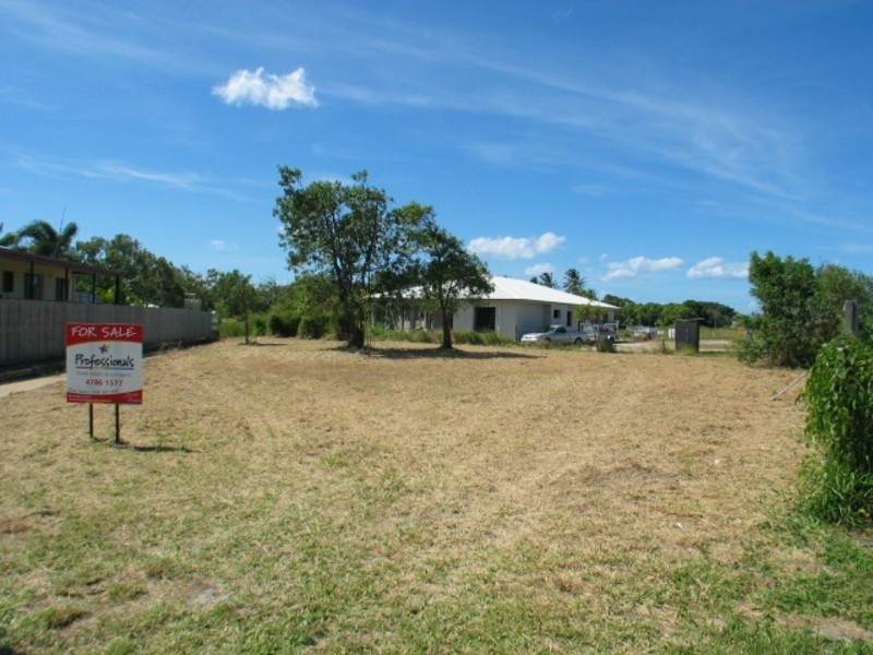 32 Emmerson Drive, Bowen QLD 4805