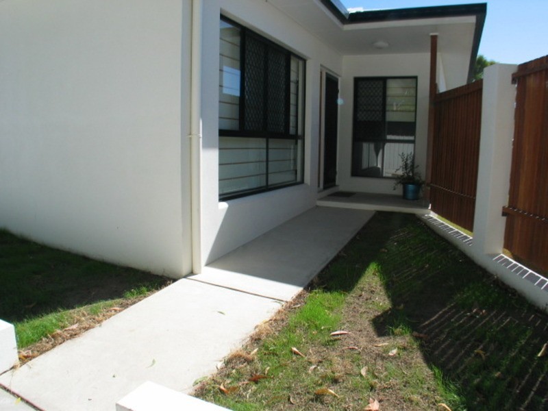 2/13 Queens  Road, Bowen QLD 4805