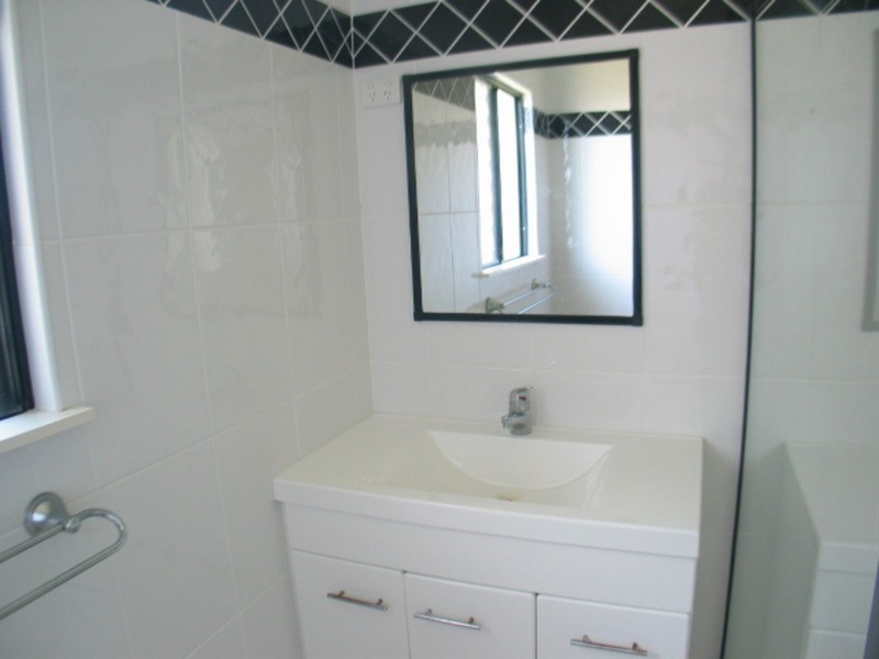 2/13 Queens  Road, Bowen QLD 4805