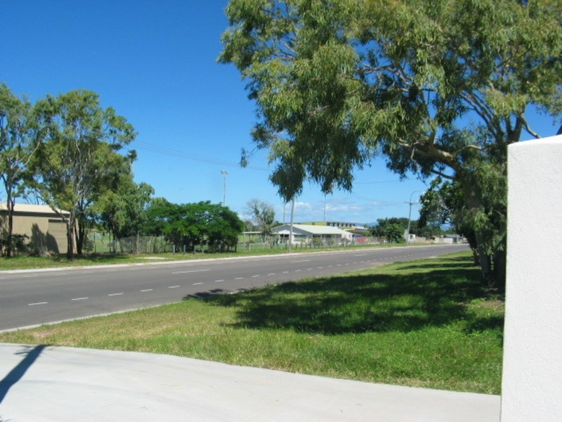 2/13 Queens  Road, Bowen QLD 4805
