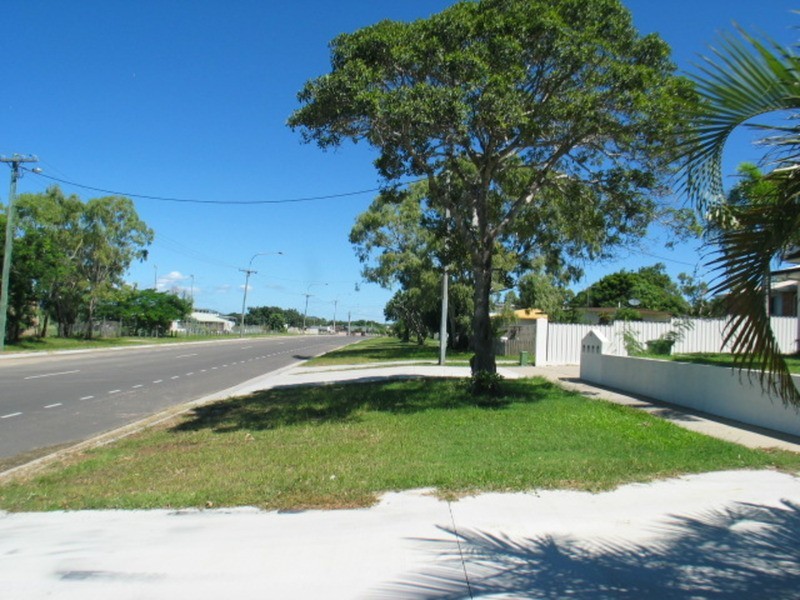 2/13 Queens  Road, Bowen QLD 4805