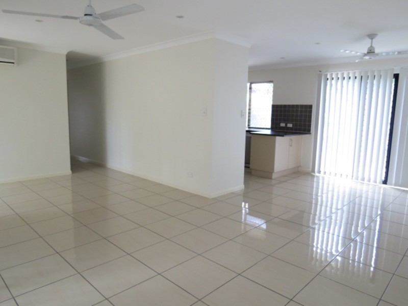 2/98 a Williams Street, Bowen QLD 4805