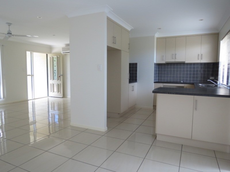 2/98 a Williams Street, Bowen QLD 4805