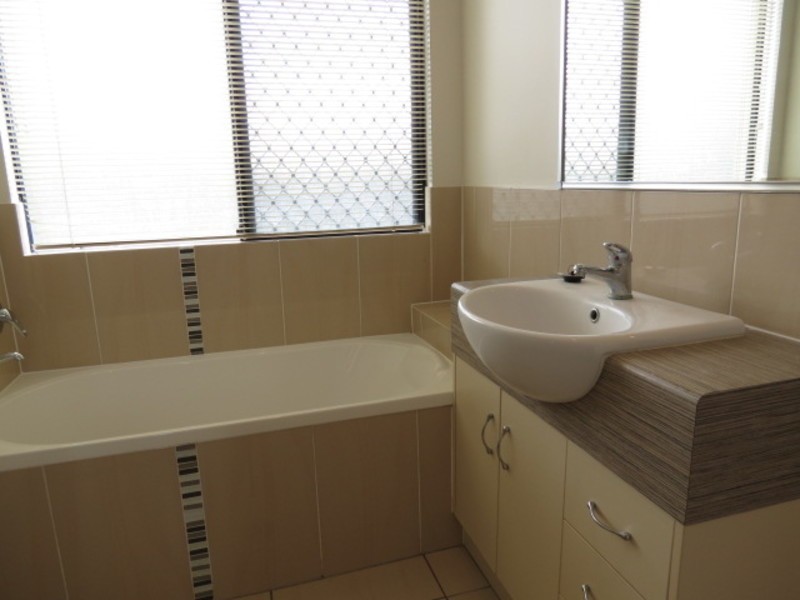 2/98 a Williams Street, Bowen QLD 4805