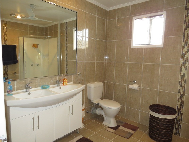 77 Whyte Avenue, Bowen QLD 4805