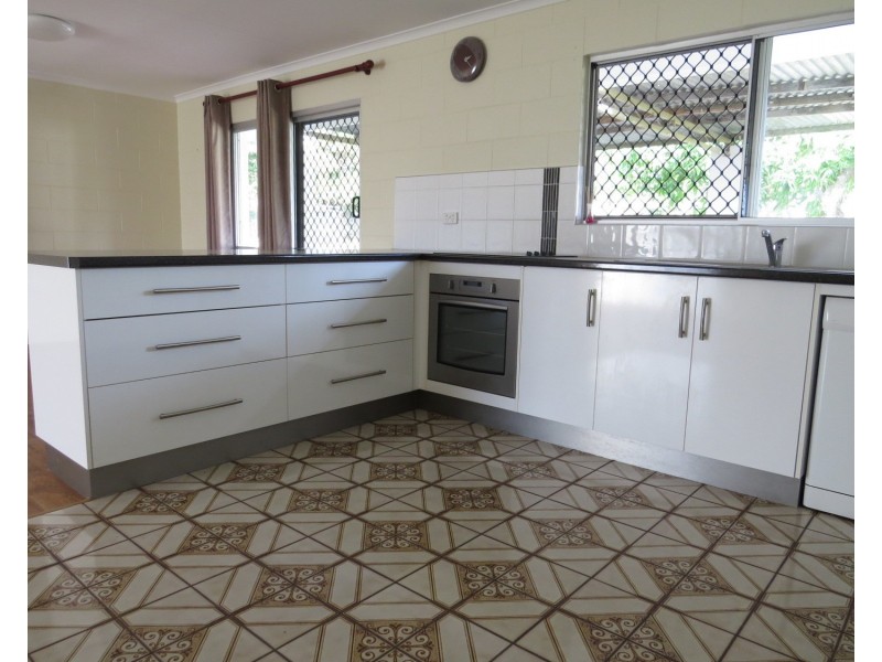7 Queens Road, Bowen QLD 4805