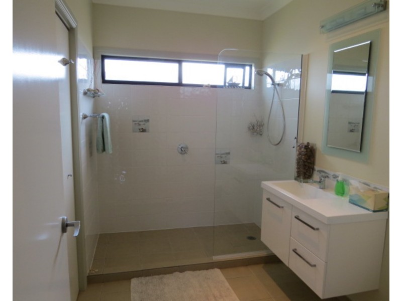 42 Whyte Avenue, Bowen QLD 4805